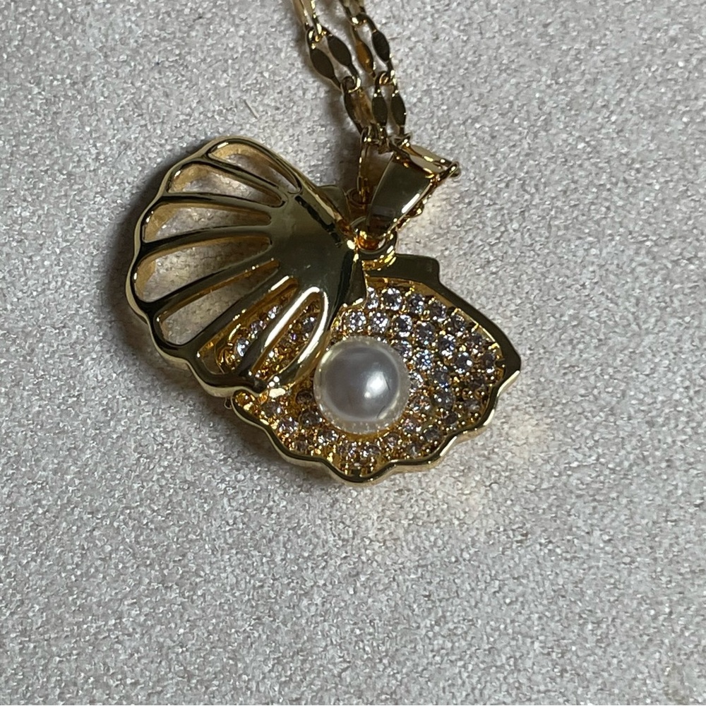 Stainless steel adorable 🥰 necklace. Gold Shell Pendant Necklace